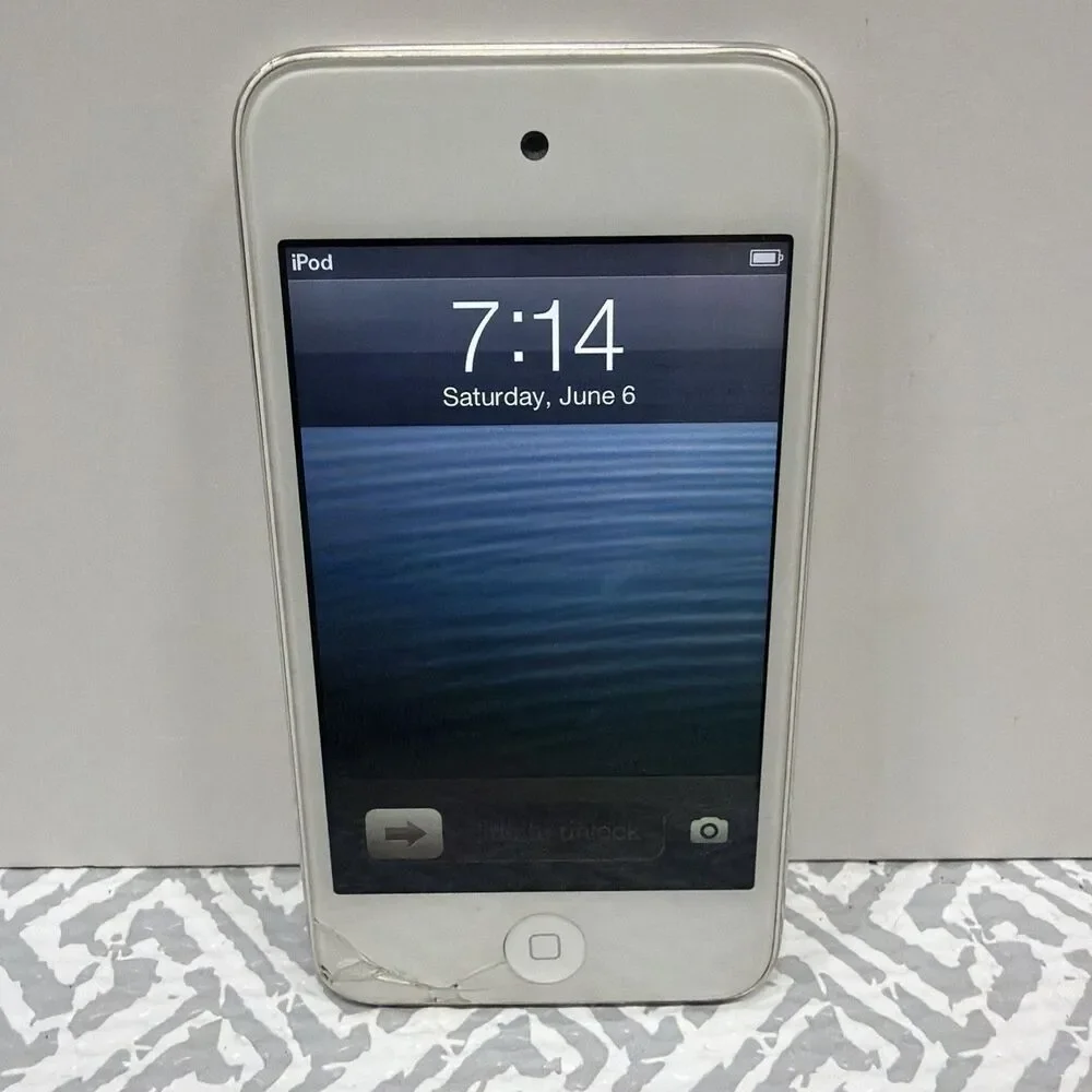 Apple iPod Touch 4th Gen 8GB White (A1367) For Parts - Cracked Screen, Powers On
